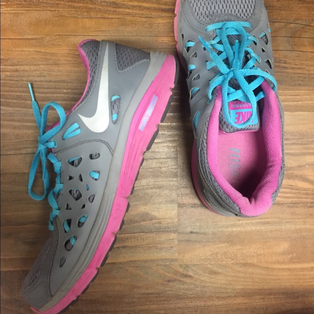 Nike Size 9 tennis shoe